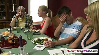 بالغ بی بی ڈبلیو بیوی ڈک کو چوستی ہے اور اس پر سوار انڈین سیکسی ویڈیو رہتی ہے جب تک کہ شوہر اس کی بڑی چھاتی پر سہارا نہ لے۔